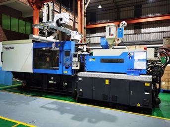 2K vstrekovací stroj na plasty